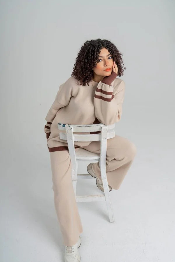 سوت تريكو بلونين بتفاصيل راقية وخامة عالي الجودة - Beige