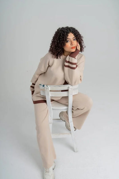 سوت تريكو بلونين بتفاصيل راقية وخامة عالي الجودة - Beige